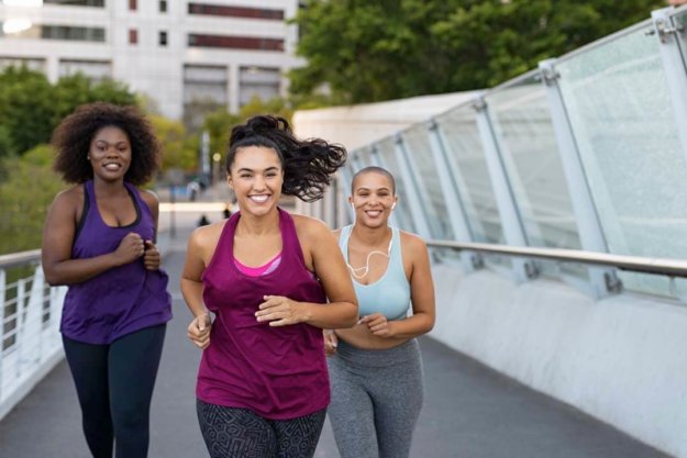 women considering drainless tummy tuck