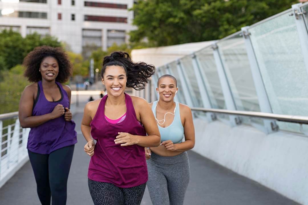 women considering drainless tummy tuck